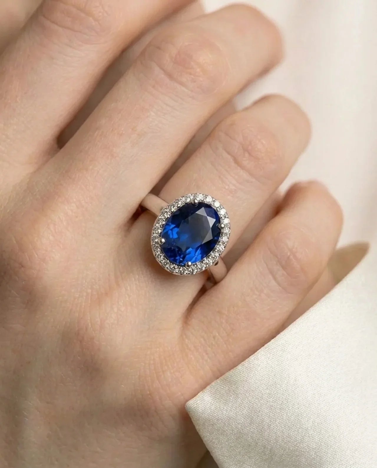 Echte grote saffier en gesimuleerde diamanten ring
