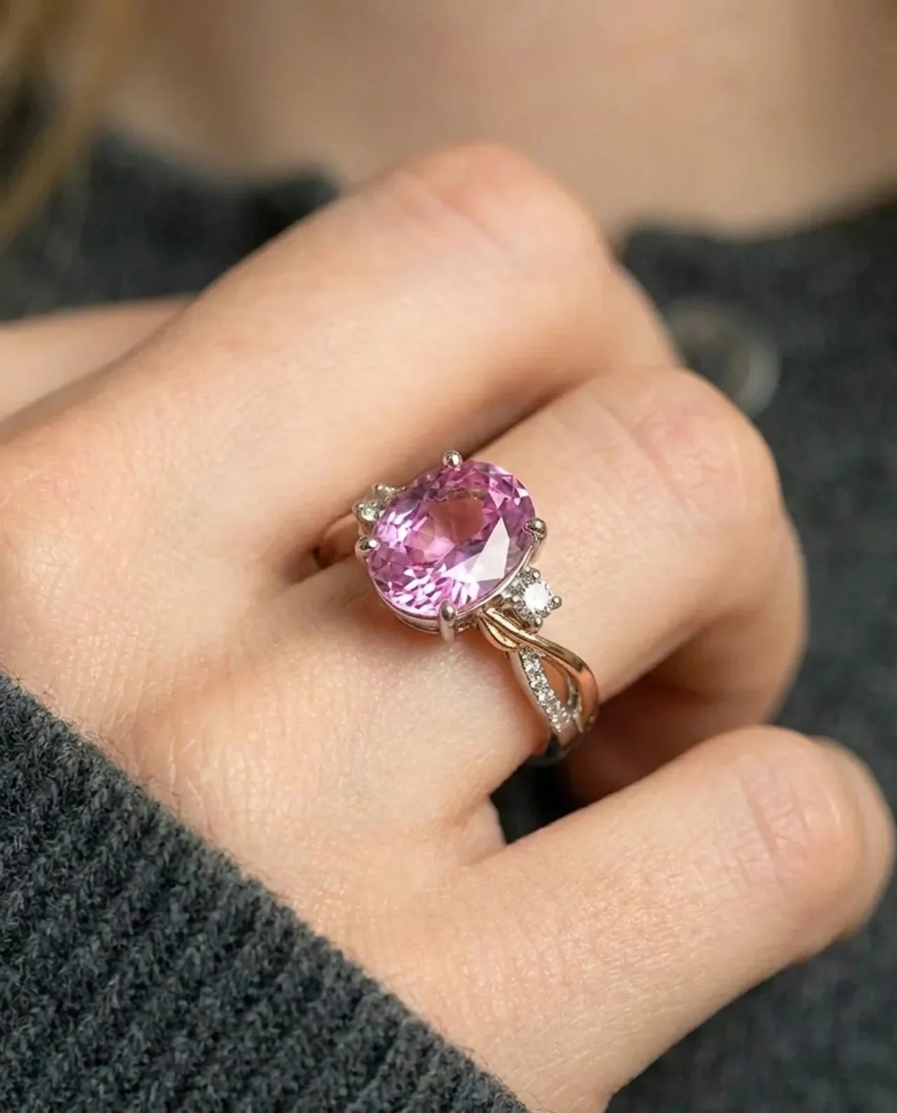 Twee metalen roze Topaz-ringen