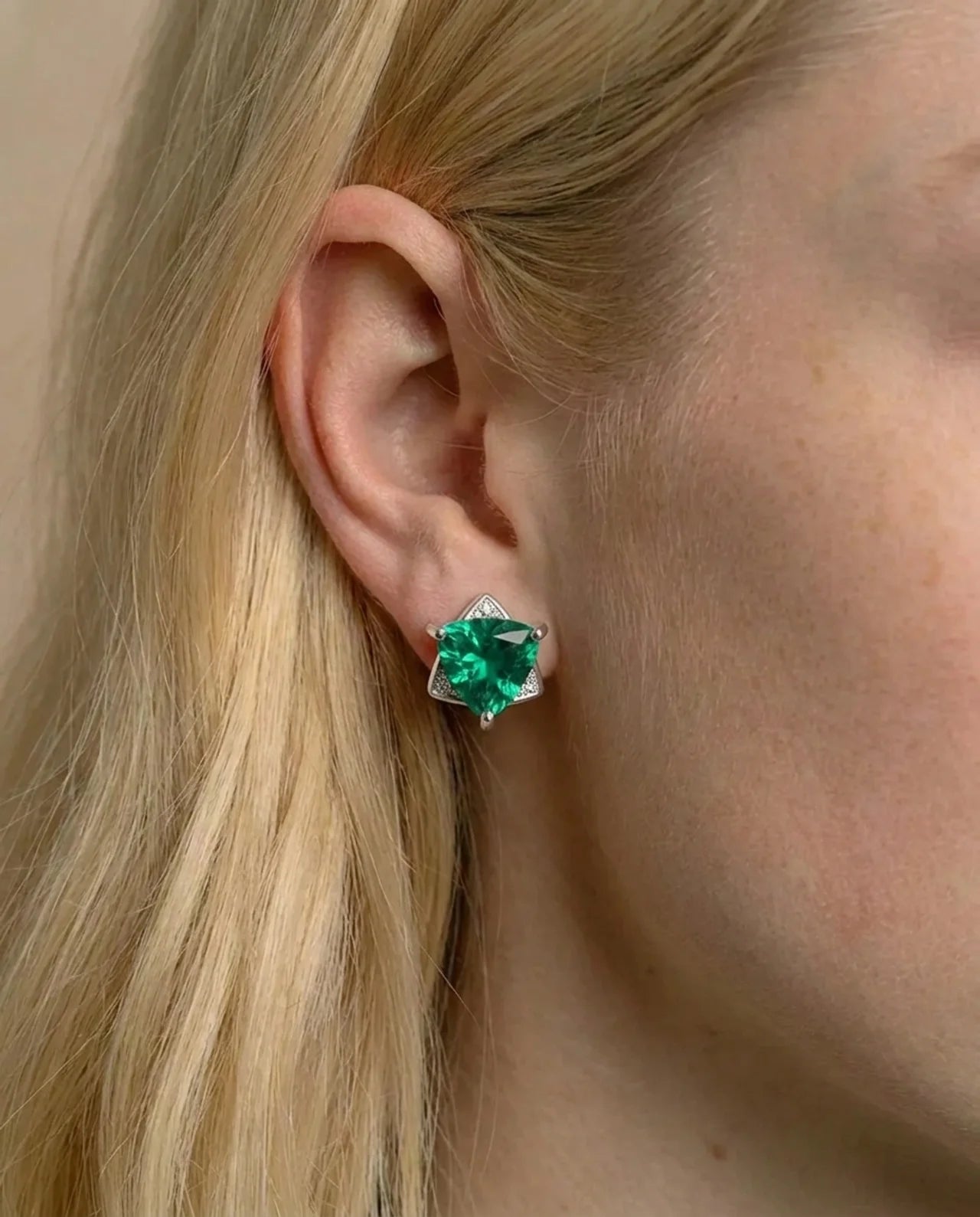 Smaragdgroene driehoek oorbellen gemaakt
