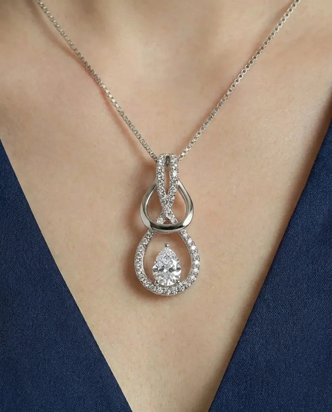 Gesimuleerde peer diamanten halsketting