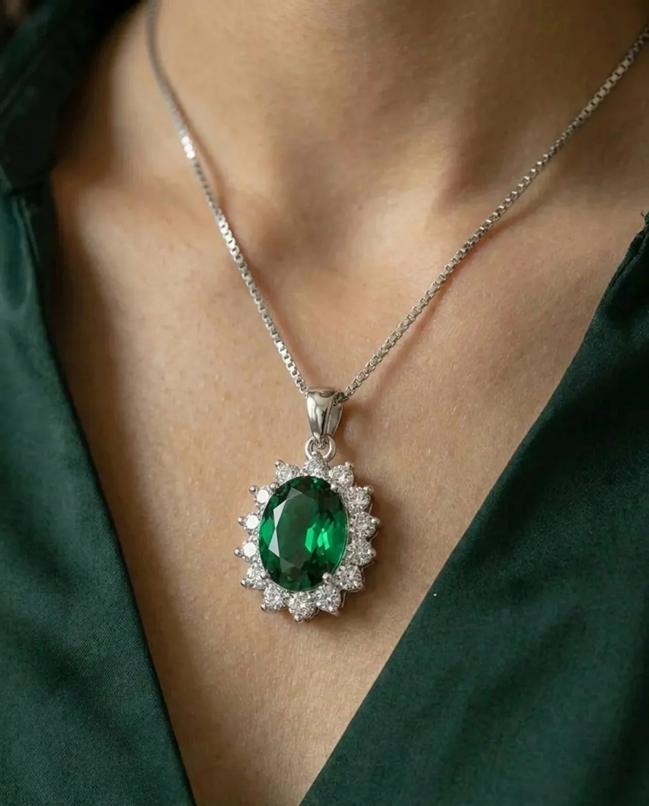 Smaragd diamanten ketting gemaakt