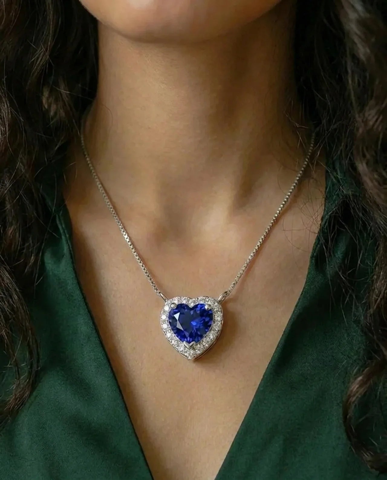 Saffierhart en diamanten ketting