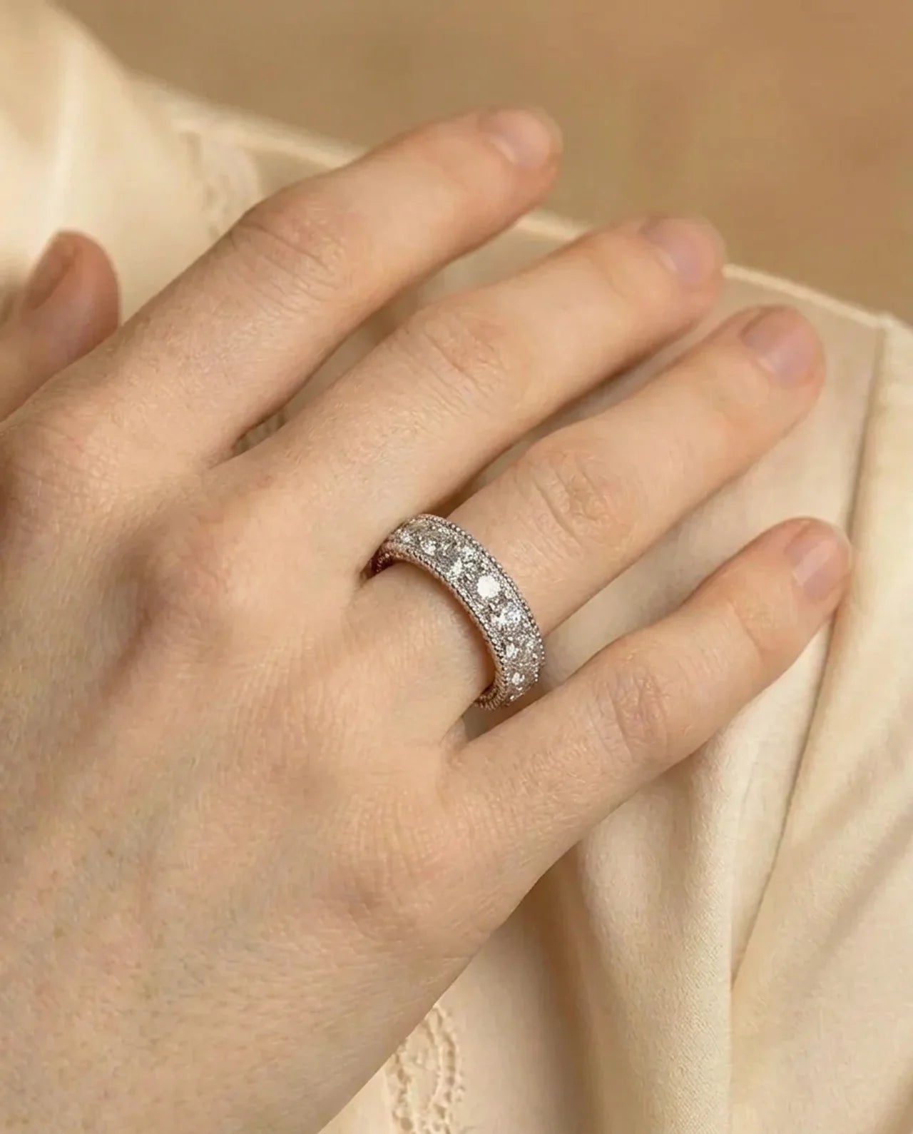 Gesimuleerde diamanten eeuwigheidsring