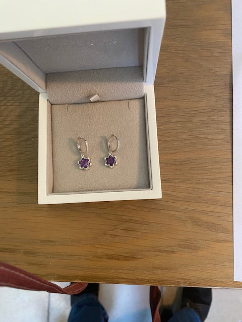 Amethistkleurige bloemoorbellen in 925 sterling zilver