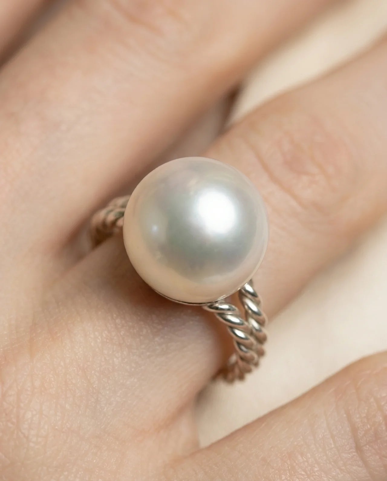 Echte elegante parelring wit