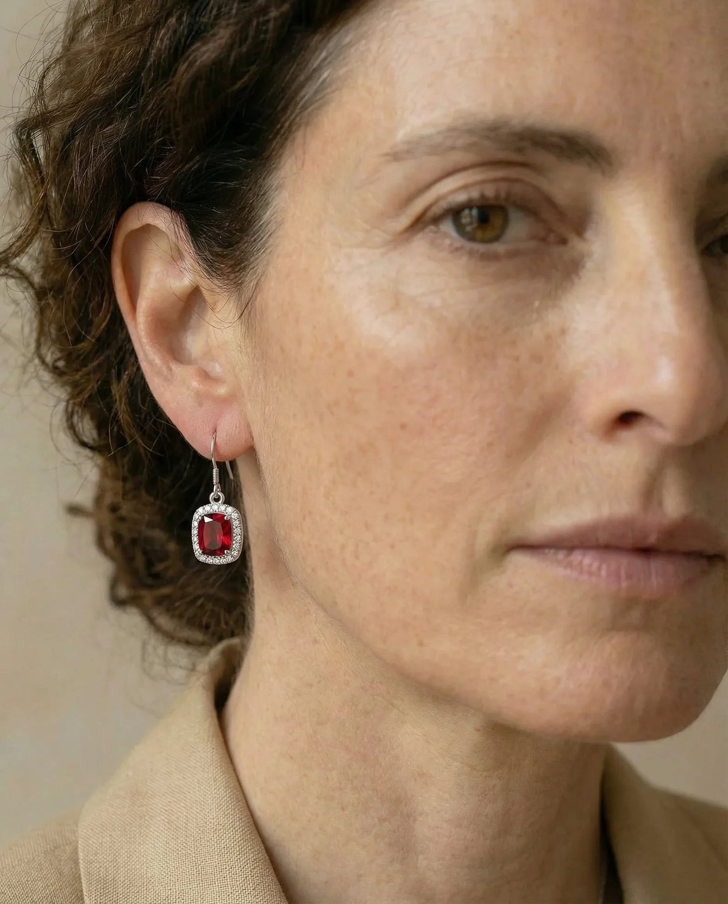 Gemaakt van robijnrode diamanten oorbellen