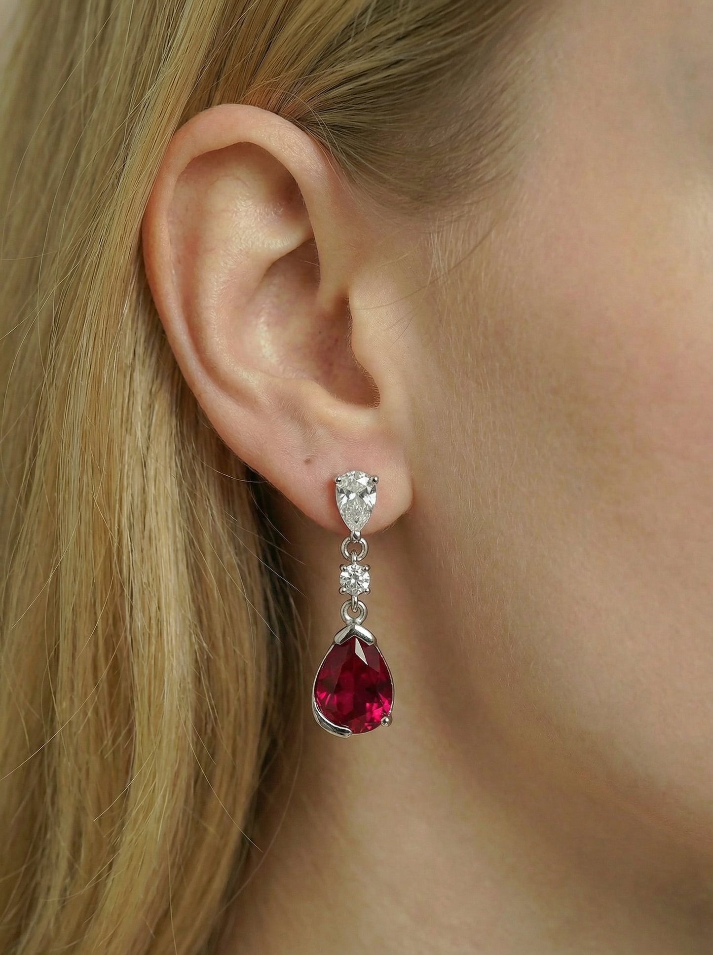 Elegante robijnrode diamanten oorbellen