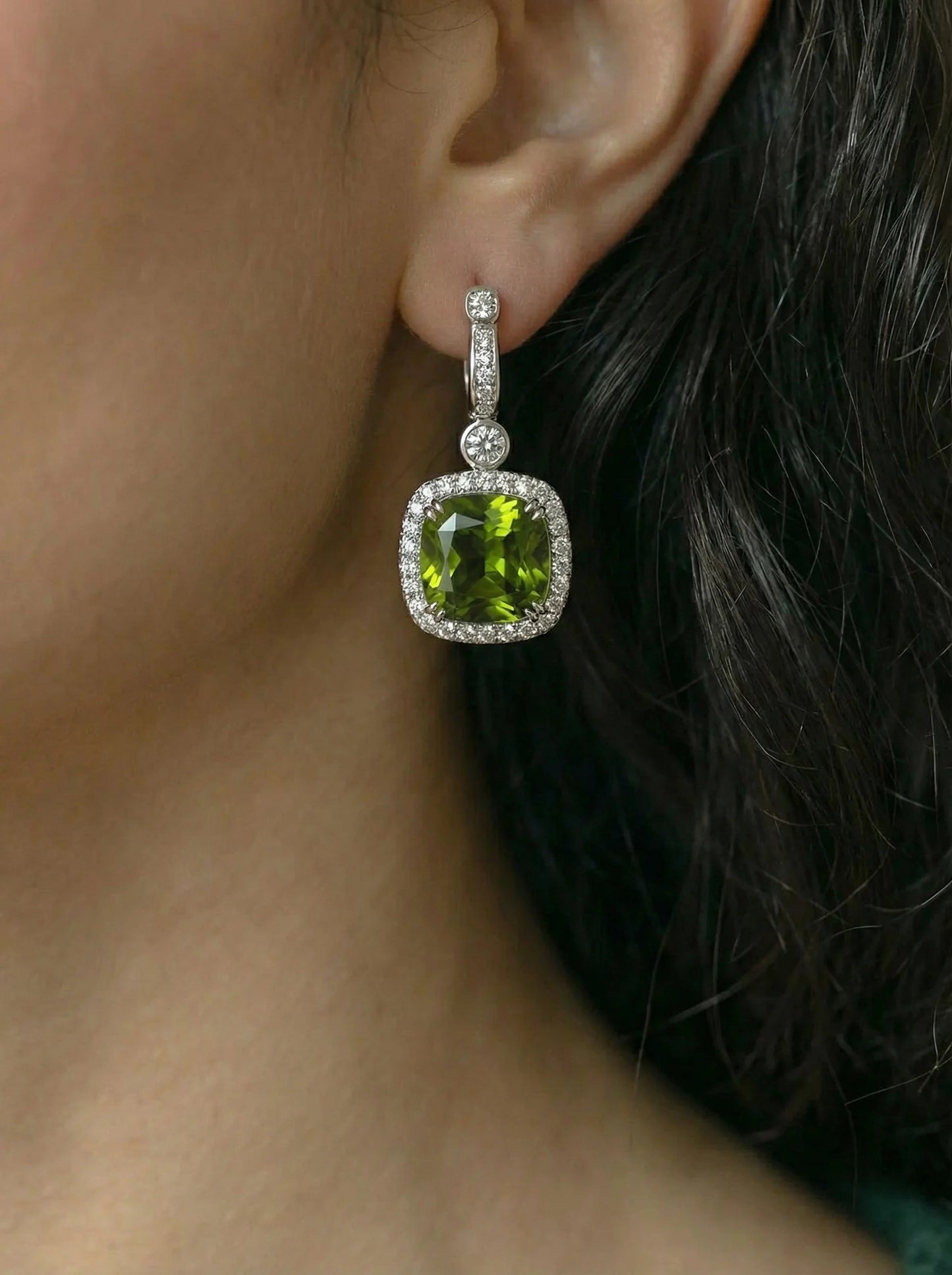 Oorbellen met natuurlijke peridot en diamant