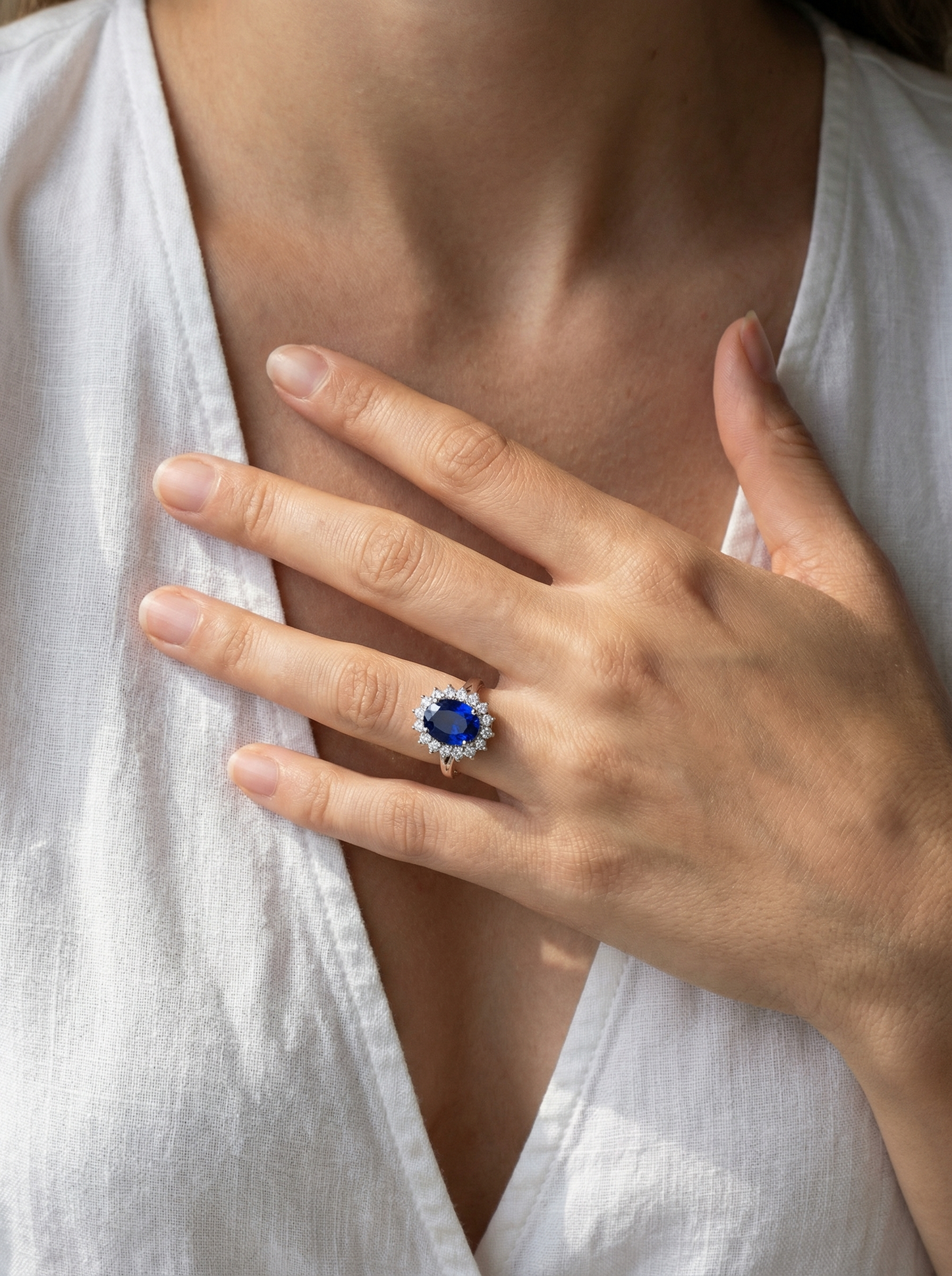 Echte saffier en gesimuleerde diamanten ring