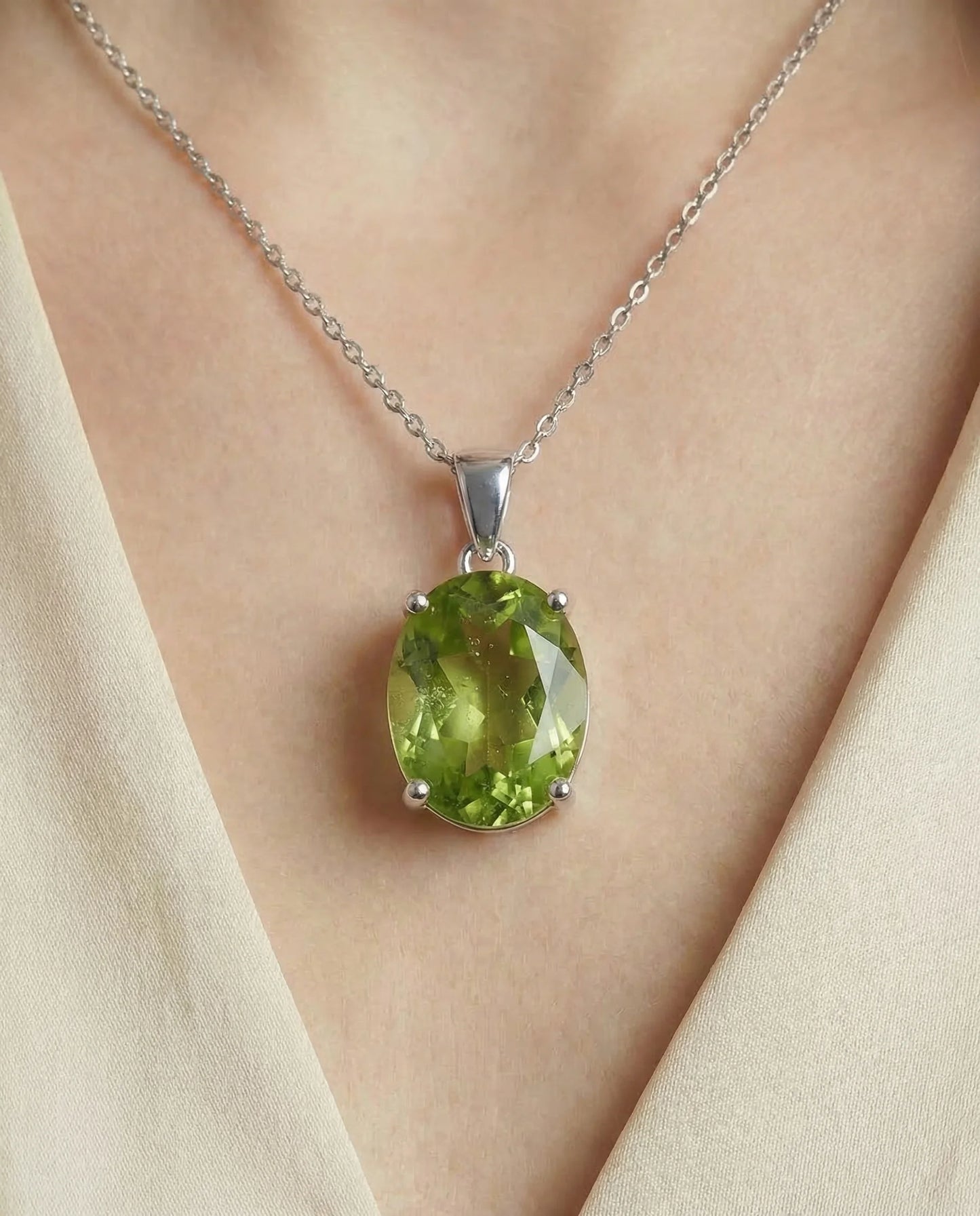 Echte Peridot-hanger met gesimuleerde diamanten