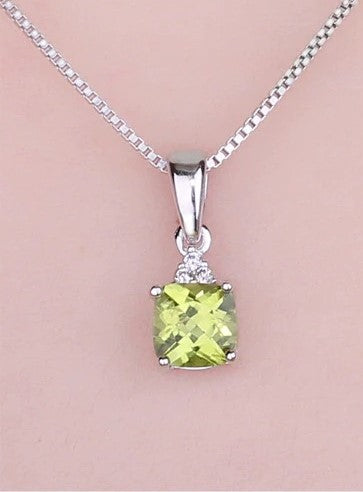 Echte Peridot-hanger met gesimuleerde diamanten