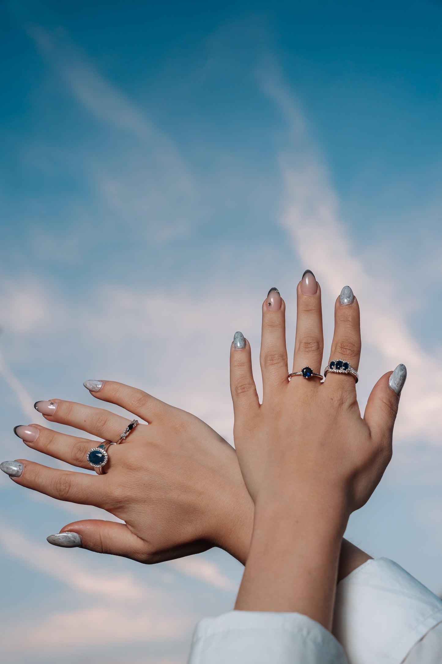 Echte grote saffier en gesimuleerde diamanten ring 