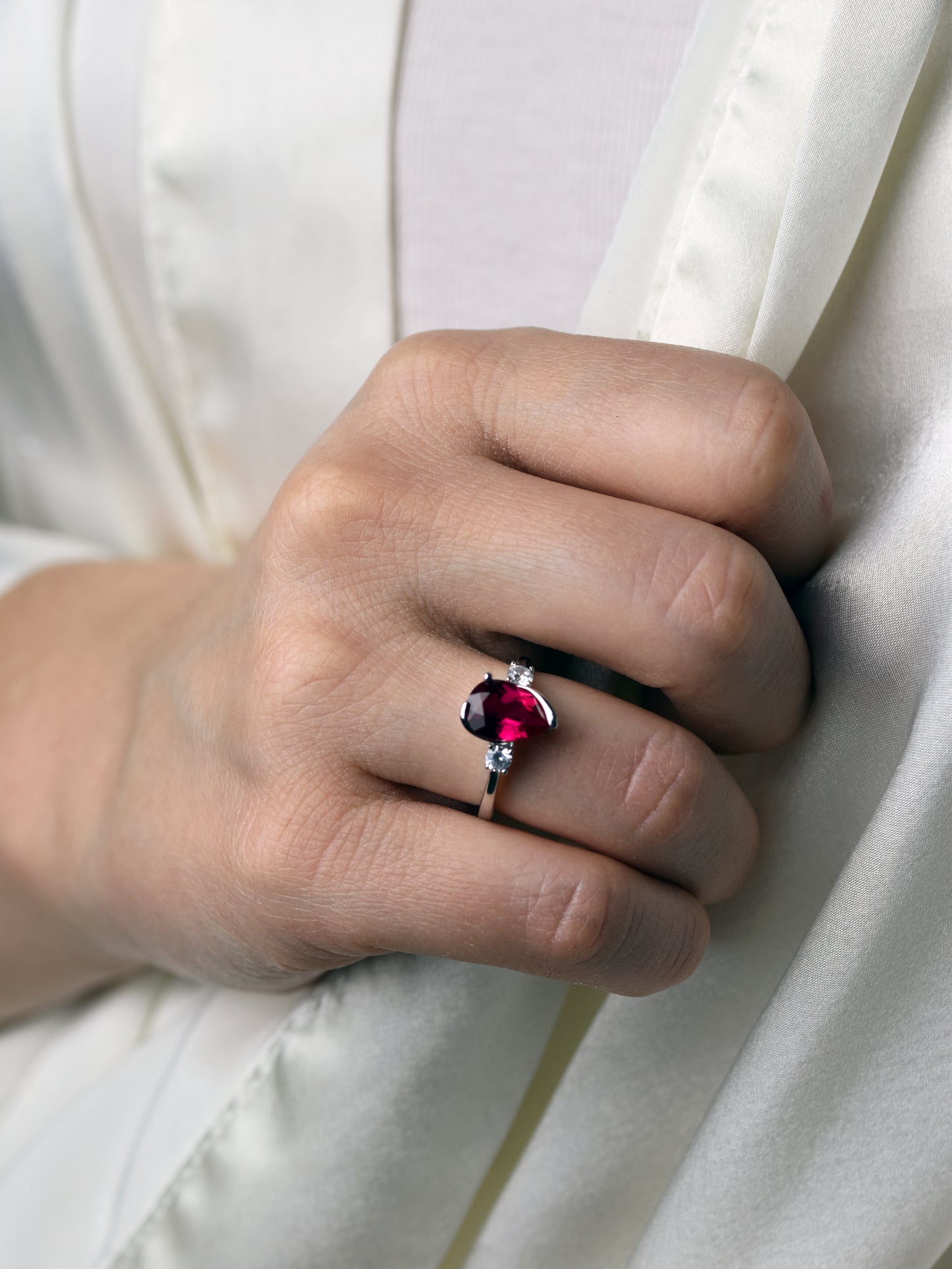 Echte peervormige robijnring