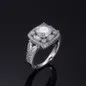 Elegante diamanten ring met bewerkte rand