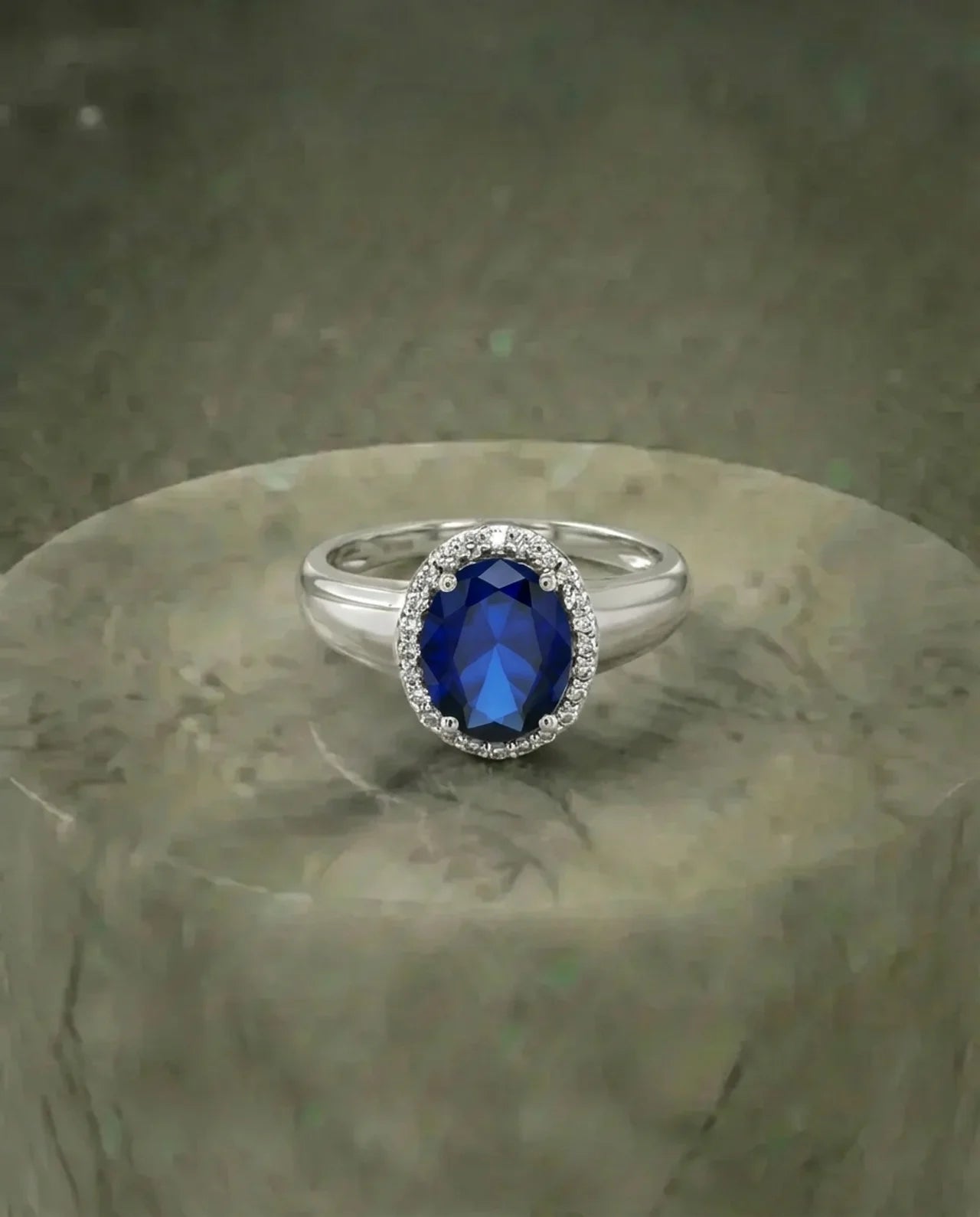 Echte grote saffier en gesimuleerde diamanten ring 