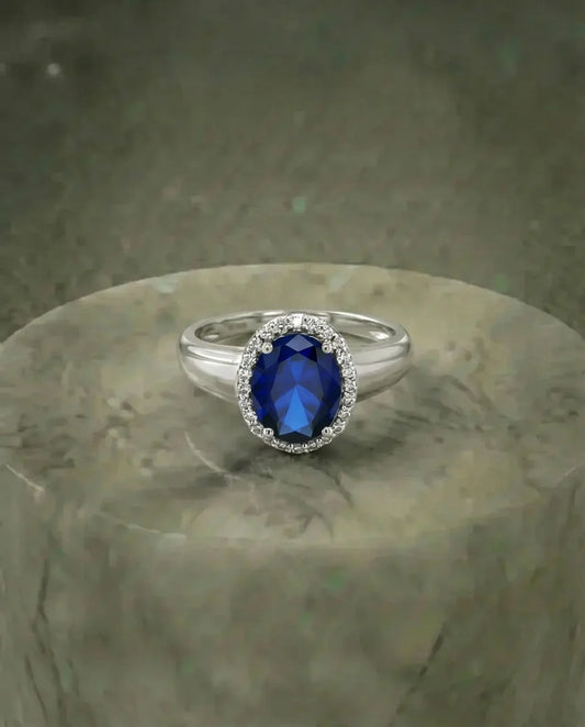 Echte grote saffier en gesimuleerde diamanten ring 