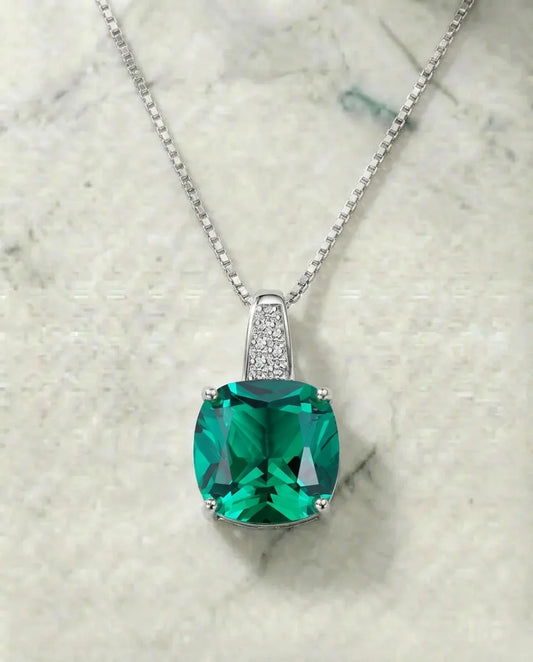 Elegante smaragdgroene ketting gemaakt 