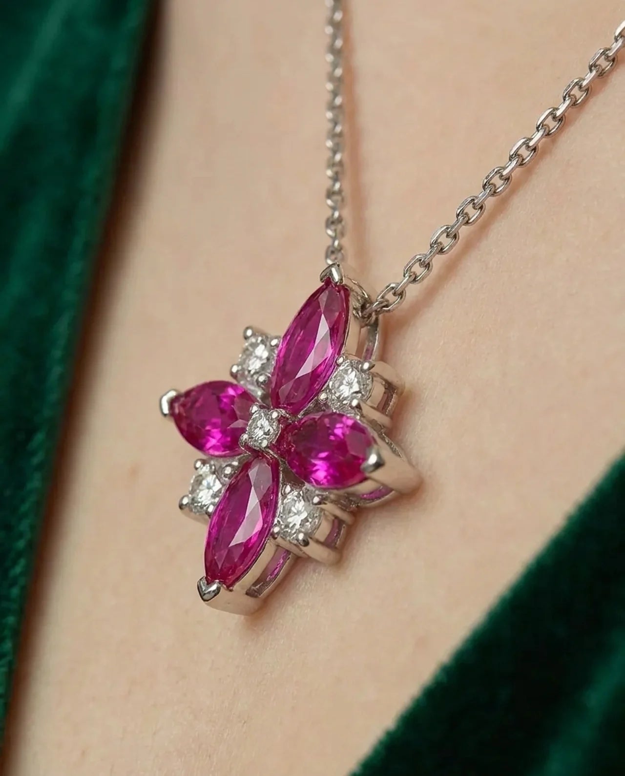 Robijnroze bloemenketting