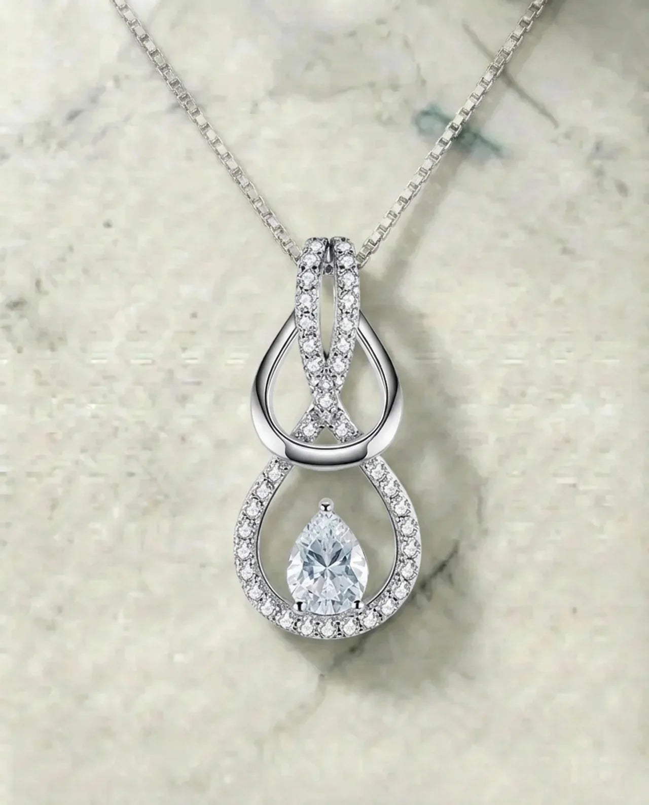 Gesimuleerde peer diamanten halsketting 