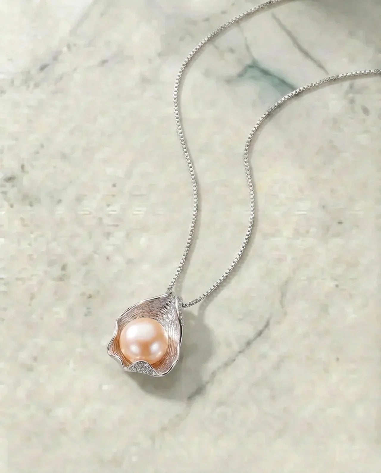Echte roze parelketting met schelp