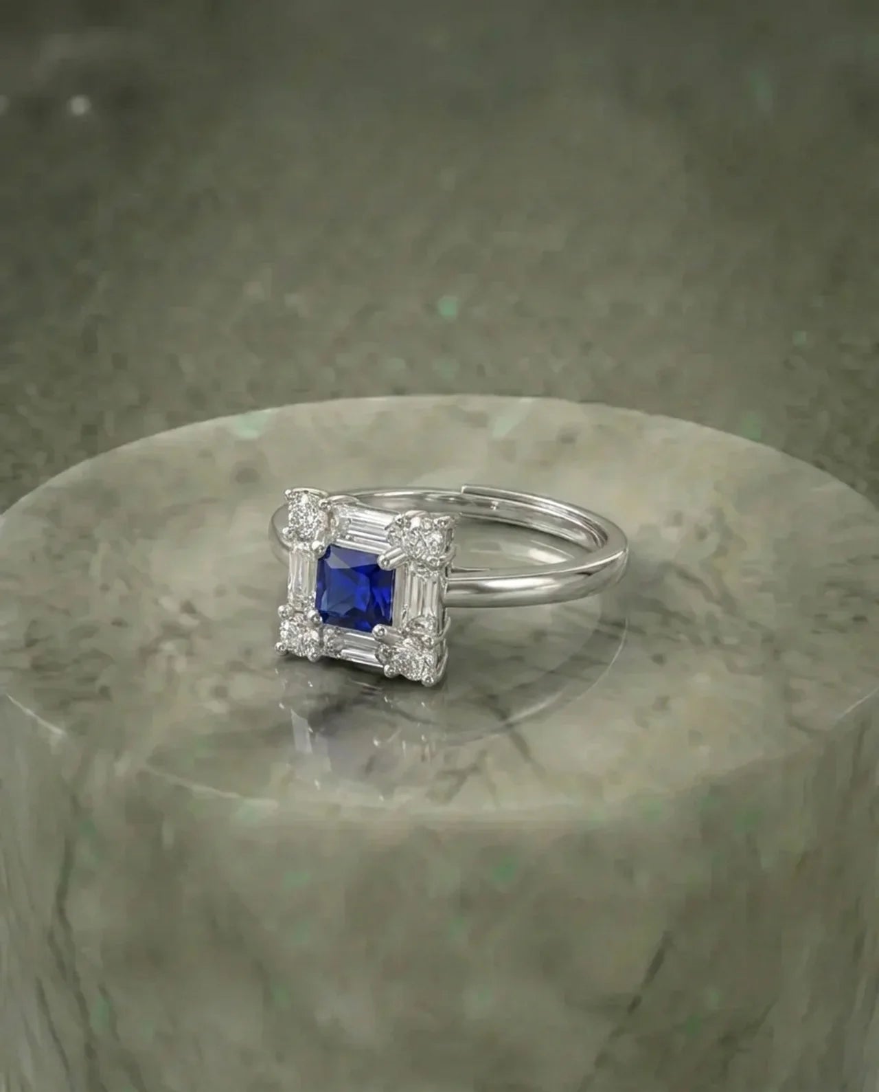 Saffier en gesimuleerde diamanten ring