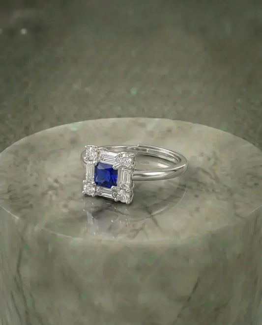 Saffier en gesimuleerde diamanten ring