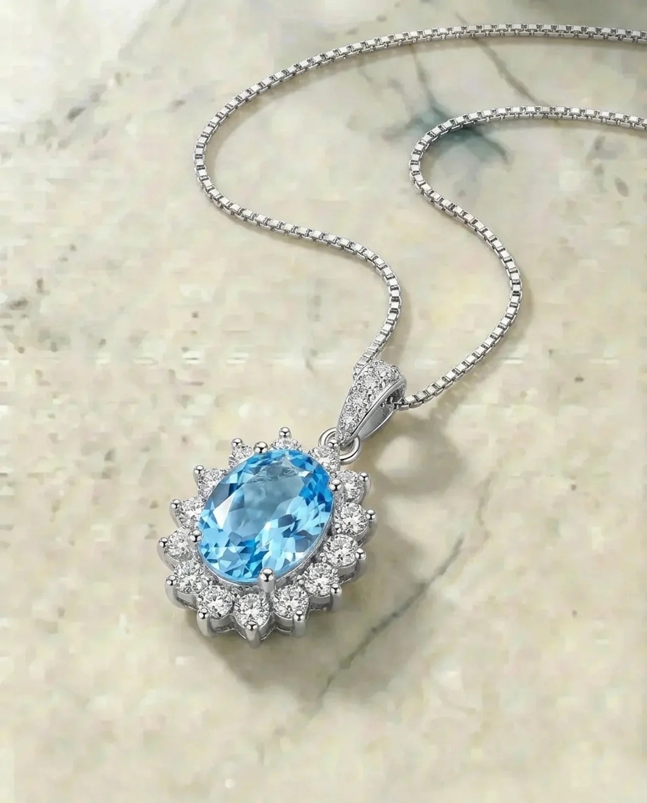 Natuurlijke topaas en gesimuleerde diamanten halsketting