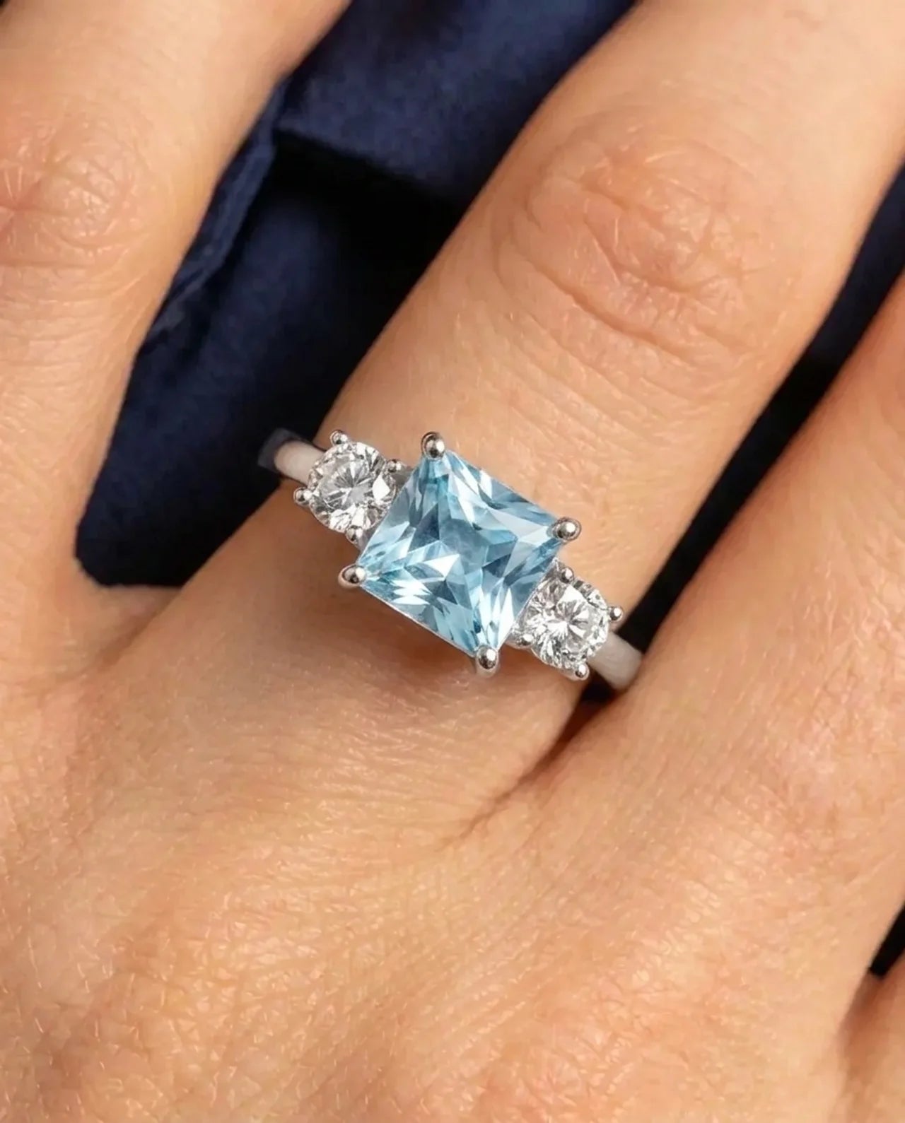 Natuurlijke topaas en gesimuleerde diamanten ring
