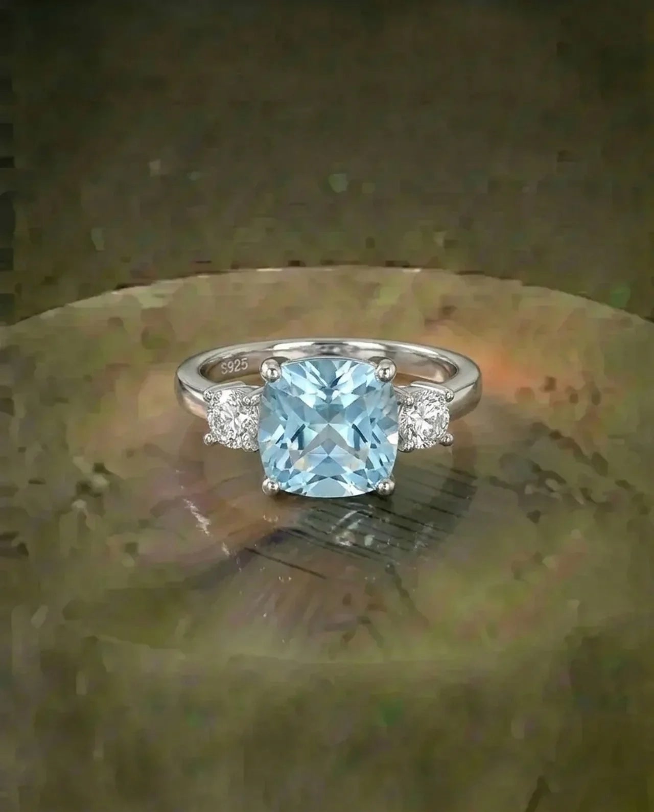 Natuurlijke topaas en gesimuleerde diamanten ring