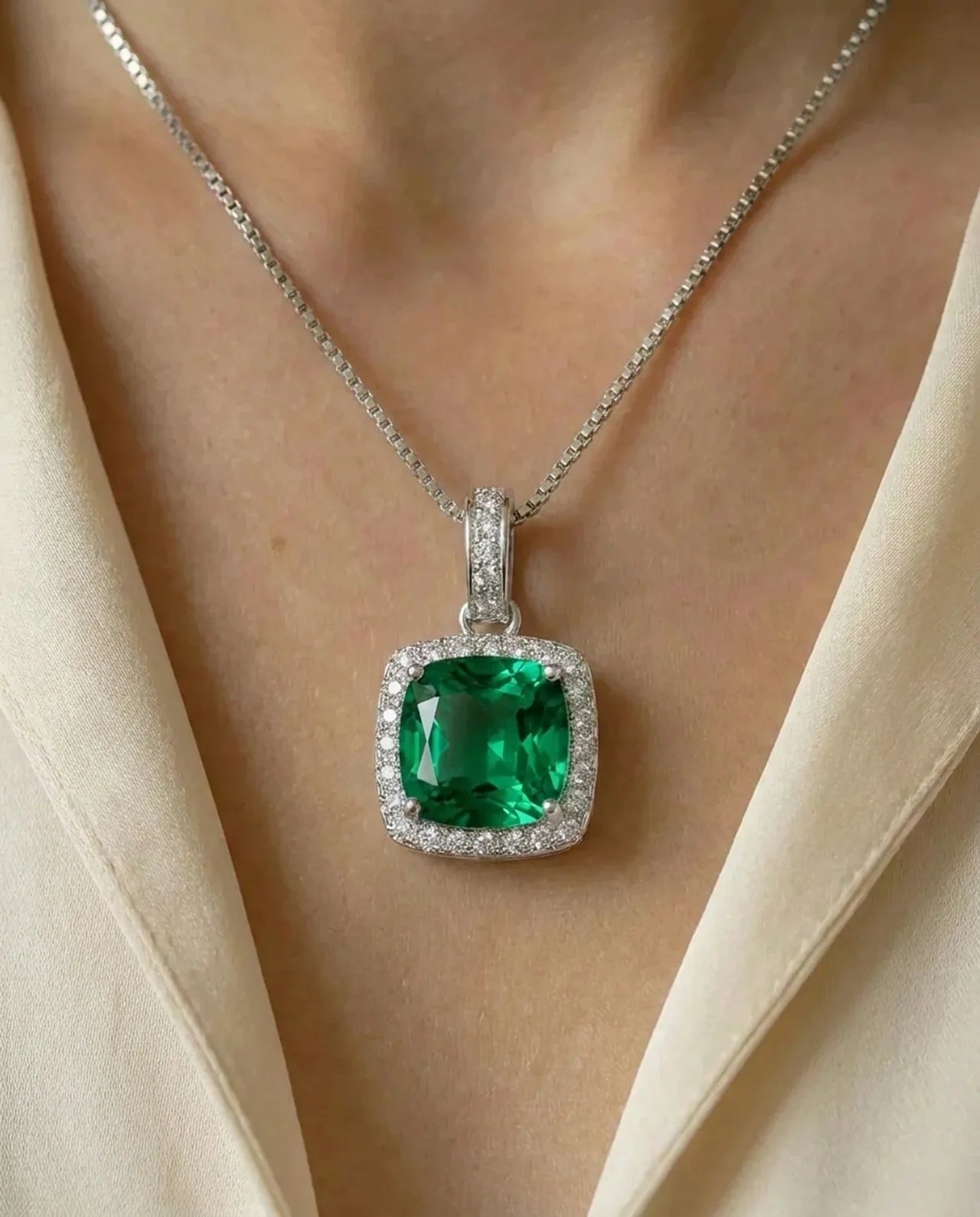 Smaragdgroene ketting gemaakt 