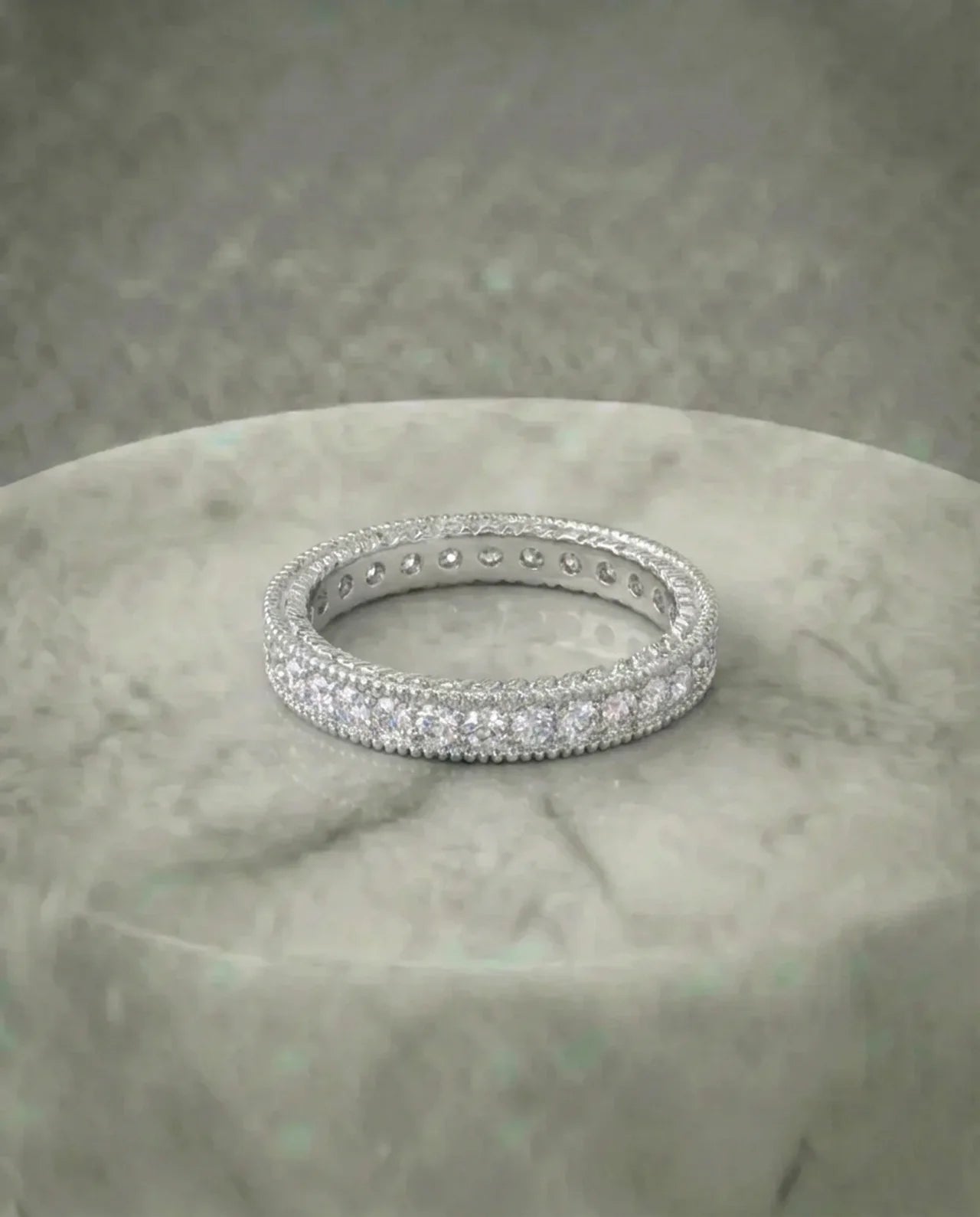 Gesimuleerde diamanten eeuwigheidsring
