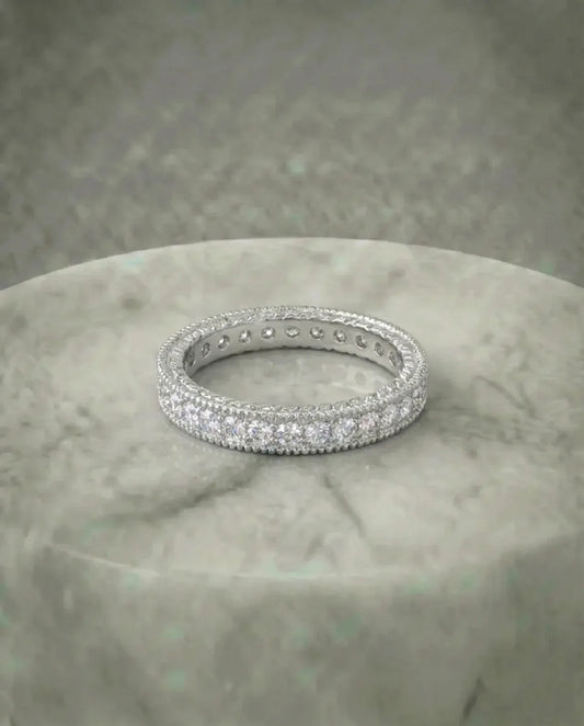 Gesimuleerde diamanten eeuwigheidsring
