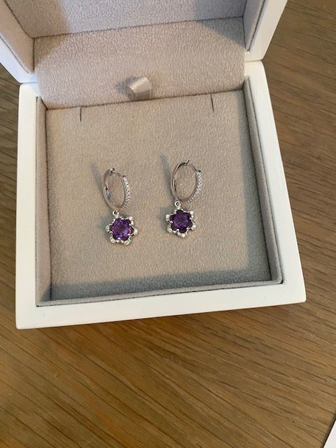 Amethistkleurige bloemoorbellen in 925 sterling zilver