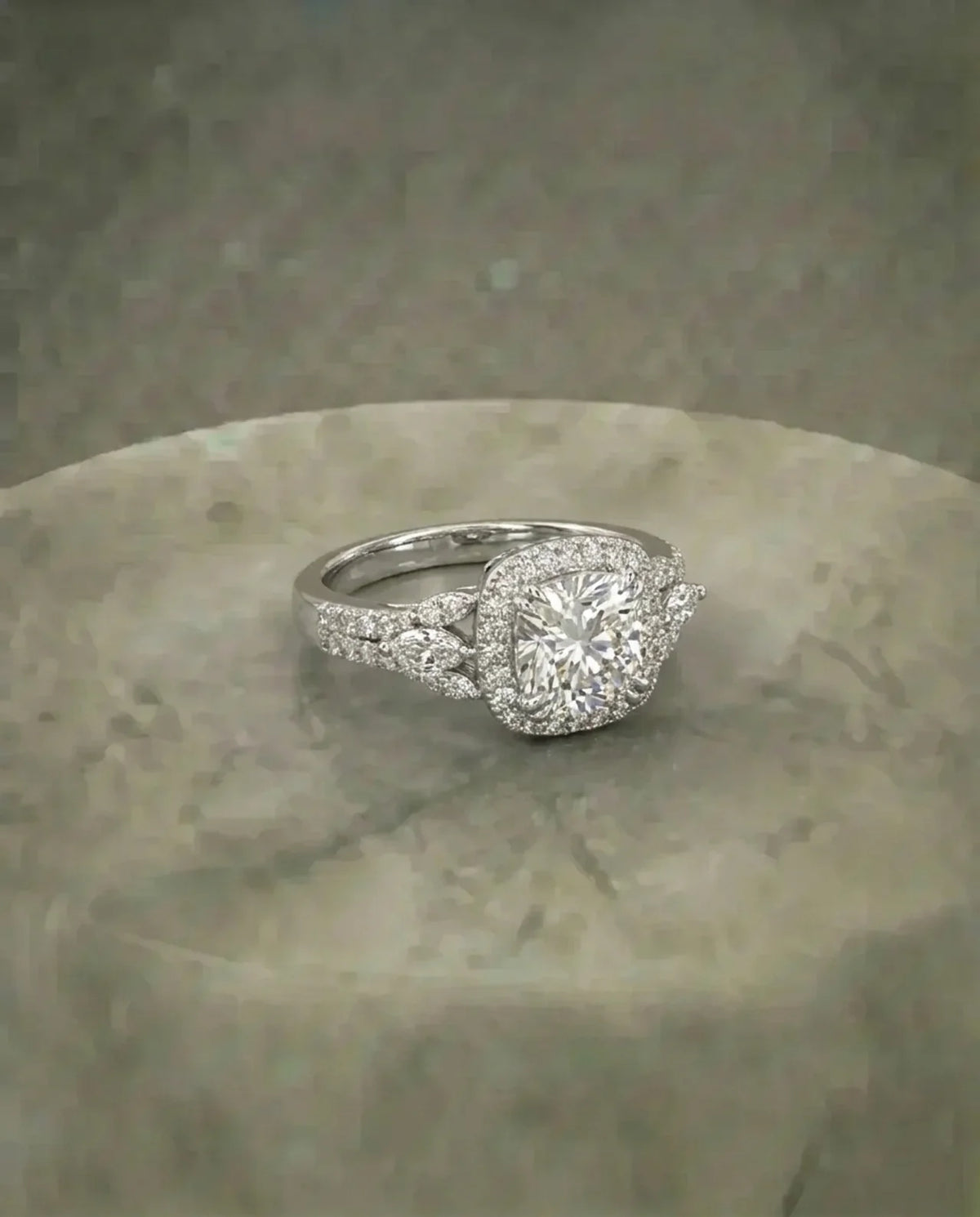 Elegante diamanten ring met bewerkte rand