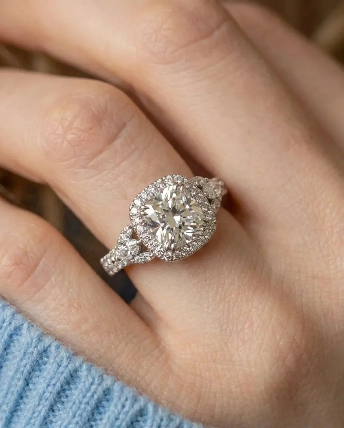 Elegante diamanten ring met bewerkte rand