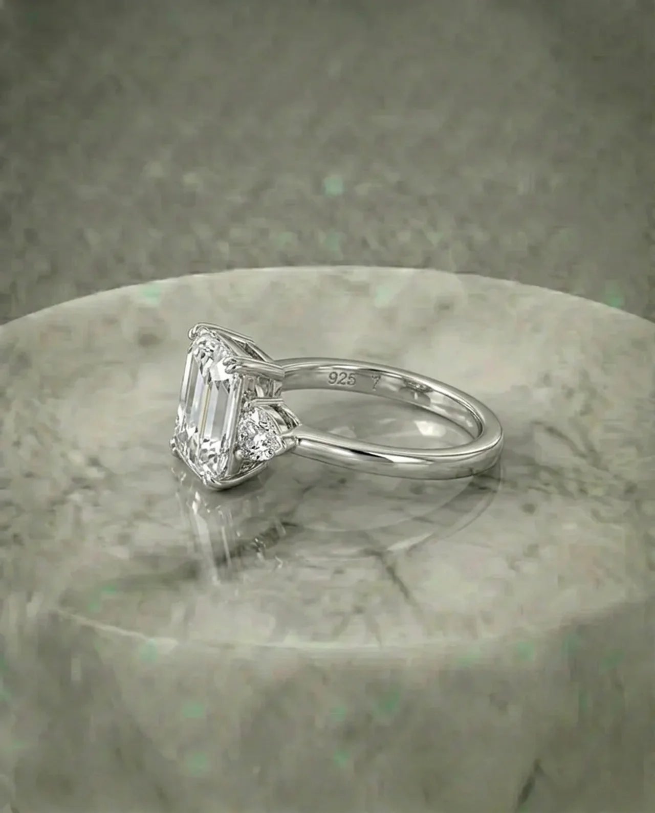 Gesimuleerde diamanten smaragd geslepen ring
