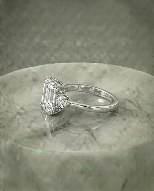 Gesimuleerde diamanten smaragd geslepen ring