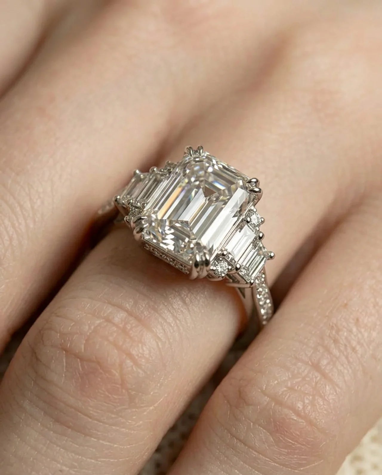 Gesimuleerde diamanten smaragd geslepen ring