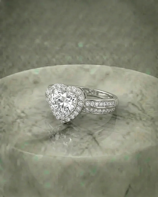 Gesimuleerde diamanten hartring