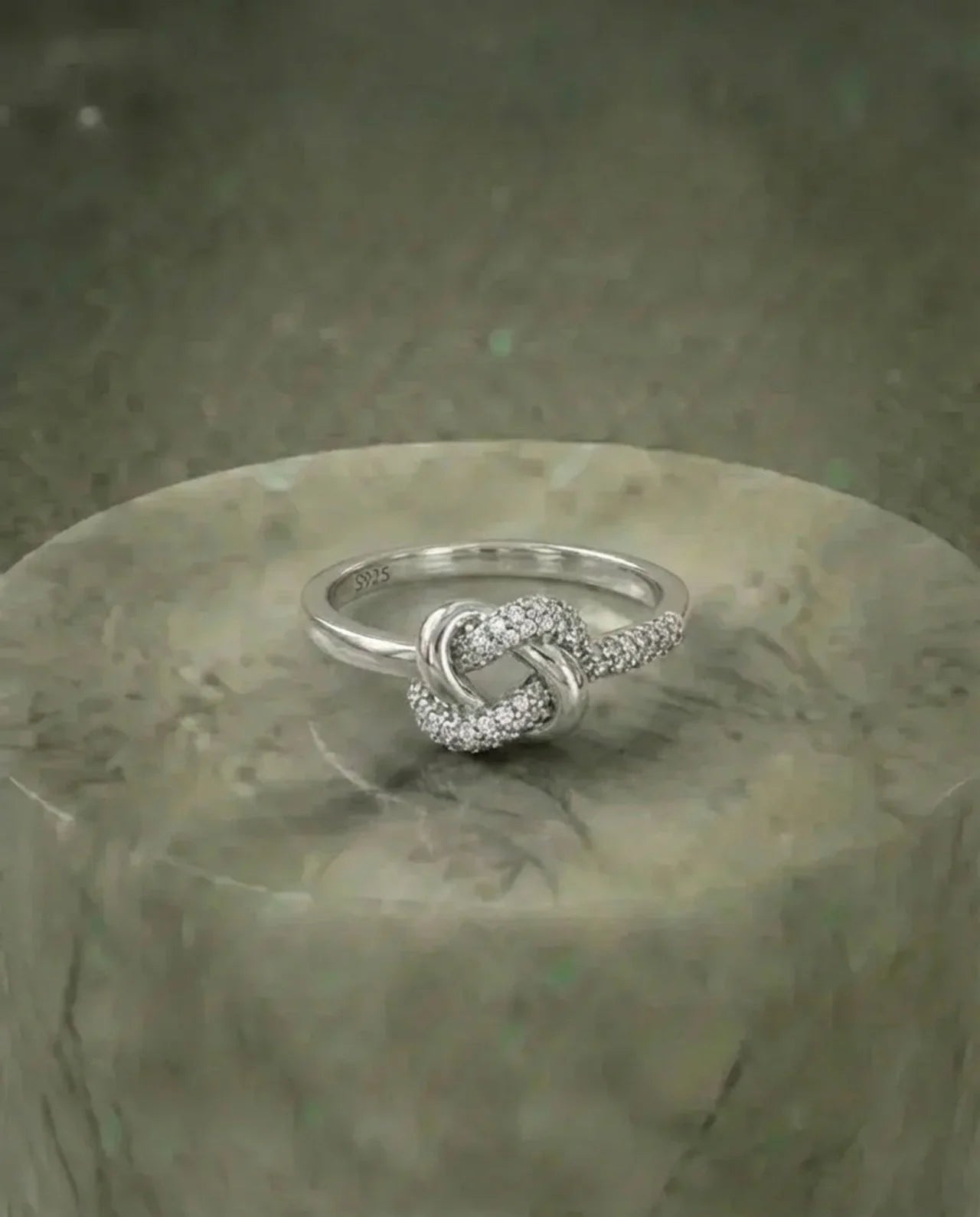 Gesimuleerde diamanten ring hartknoop