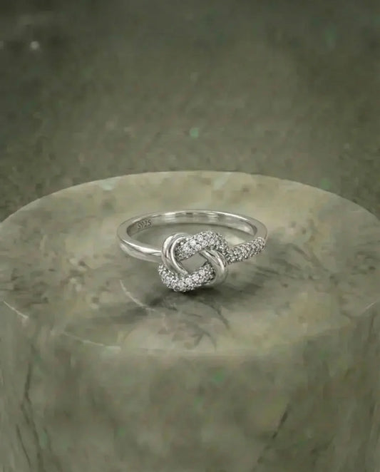 Gesimuleerde diamanten ring hartknoop