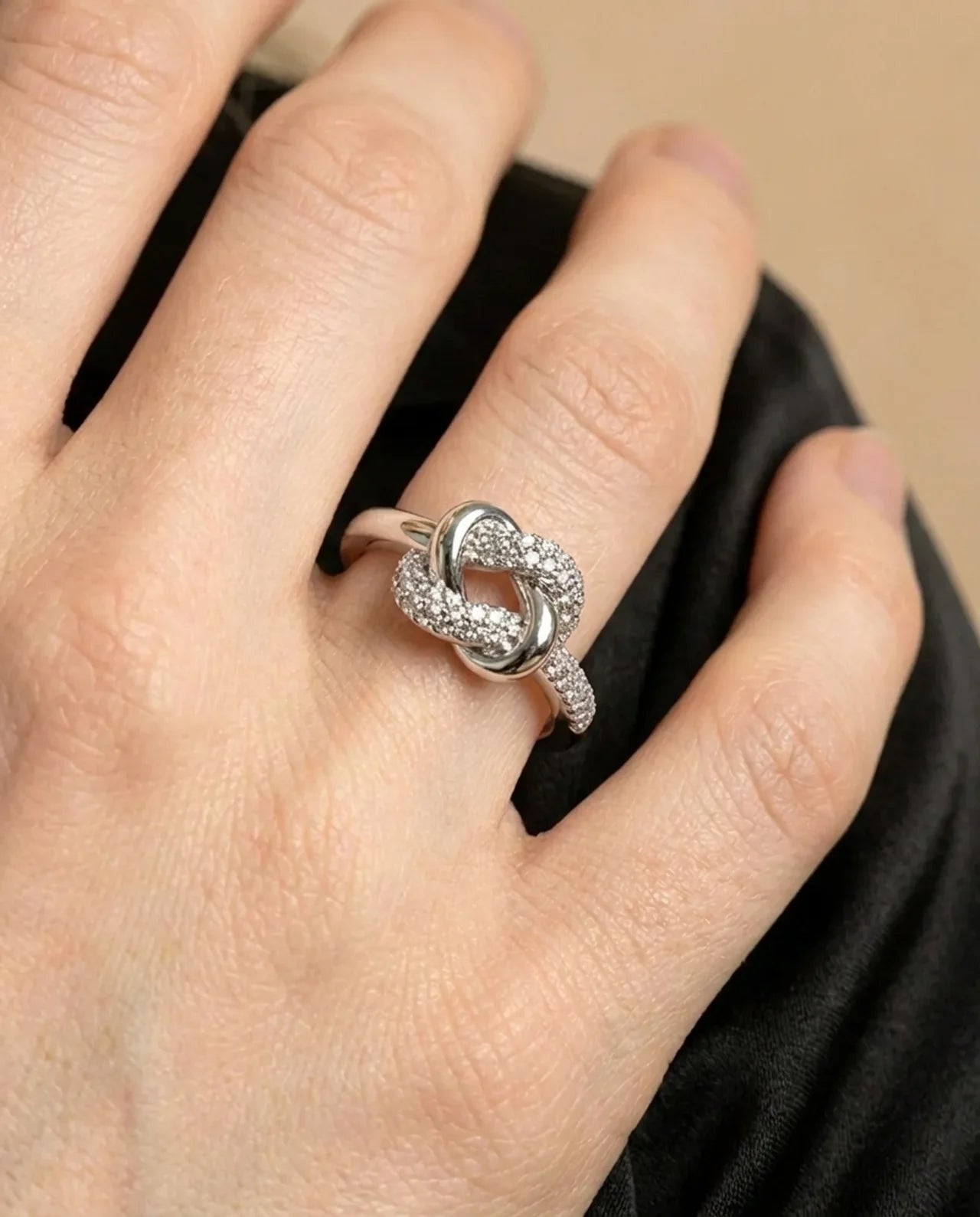 Gesimuleerde diamanten ring hartknoop