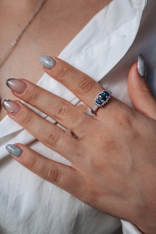 Echte saffier drie stenen diamanten ring 