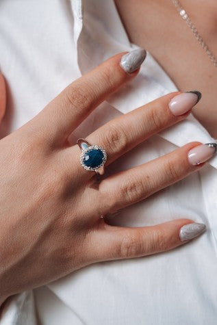 Echte grote saffier en gesimuleerde diamanten ring 