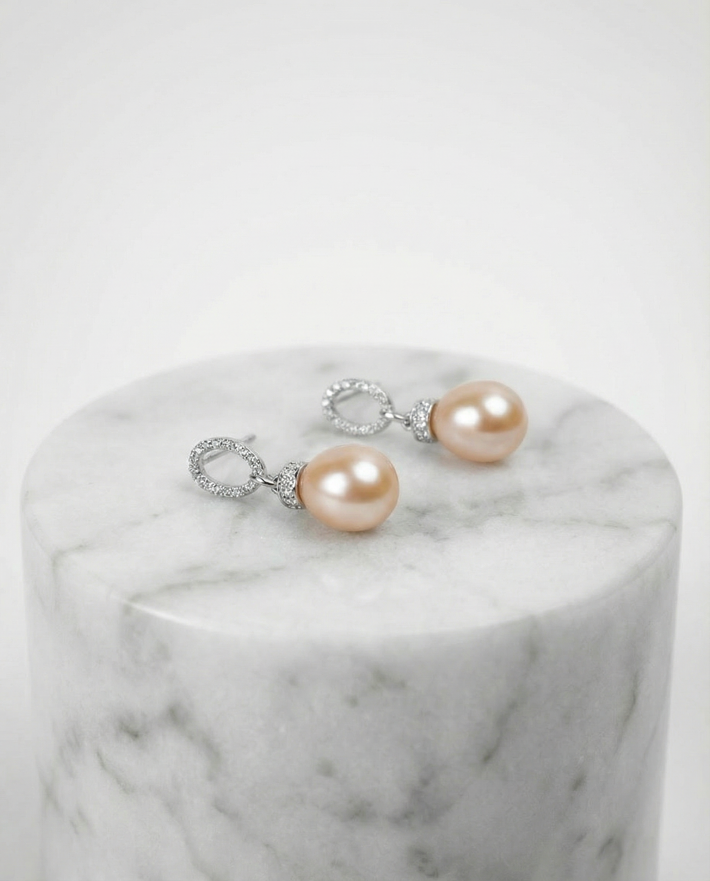 Elegante oorbellen met perzikparels 