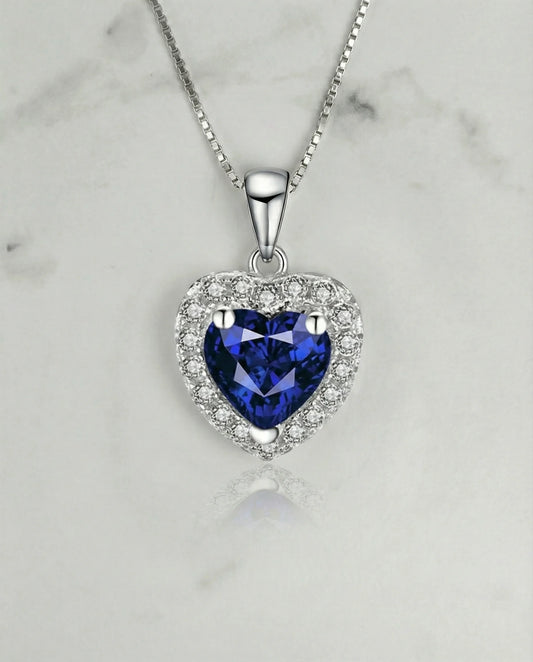 Saffierhart en diamanten ketting 