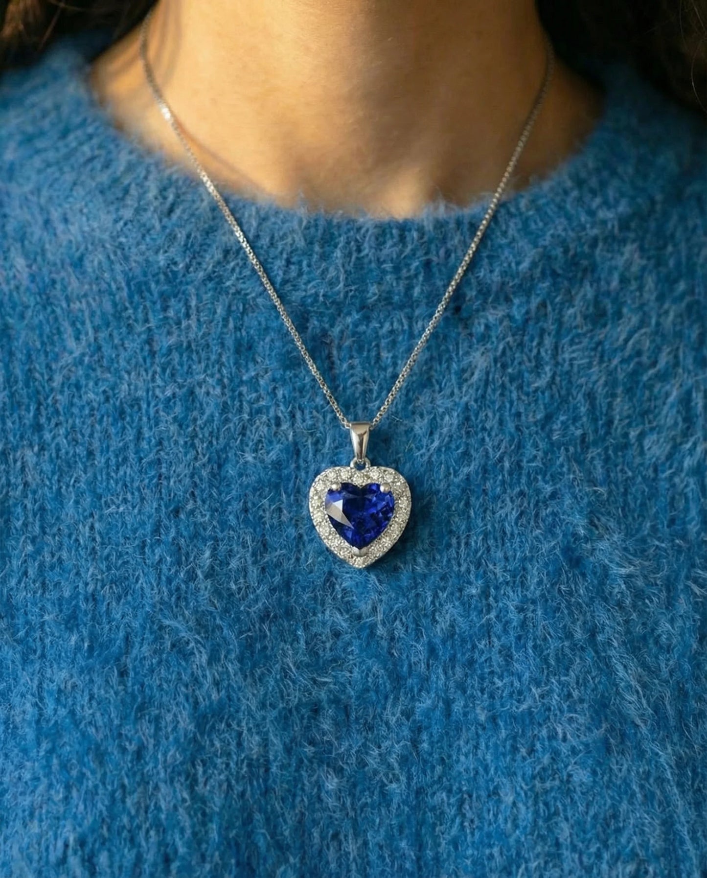 Saffierhart en diamanten ketting 