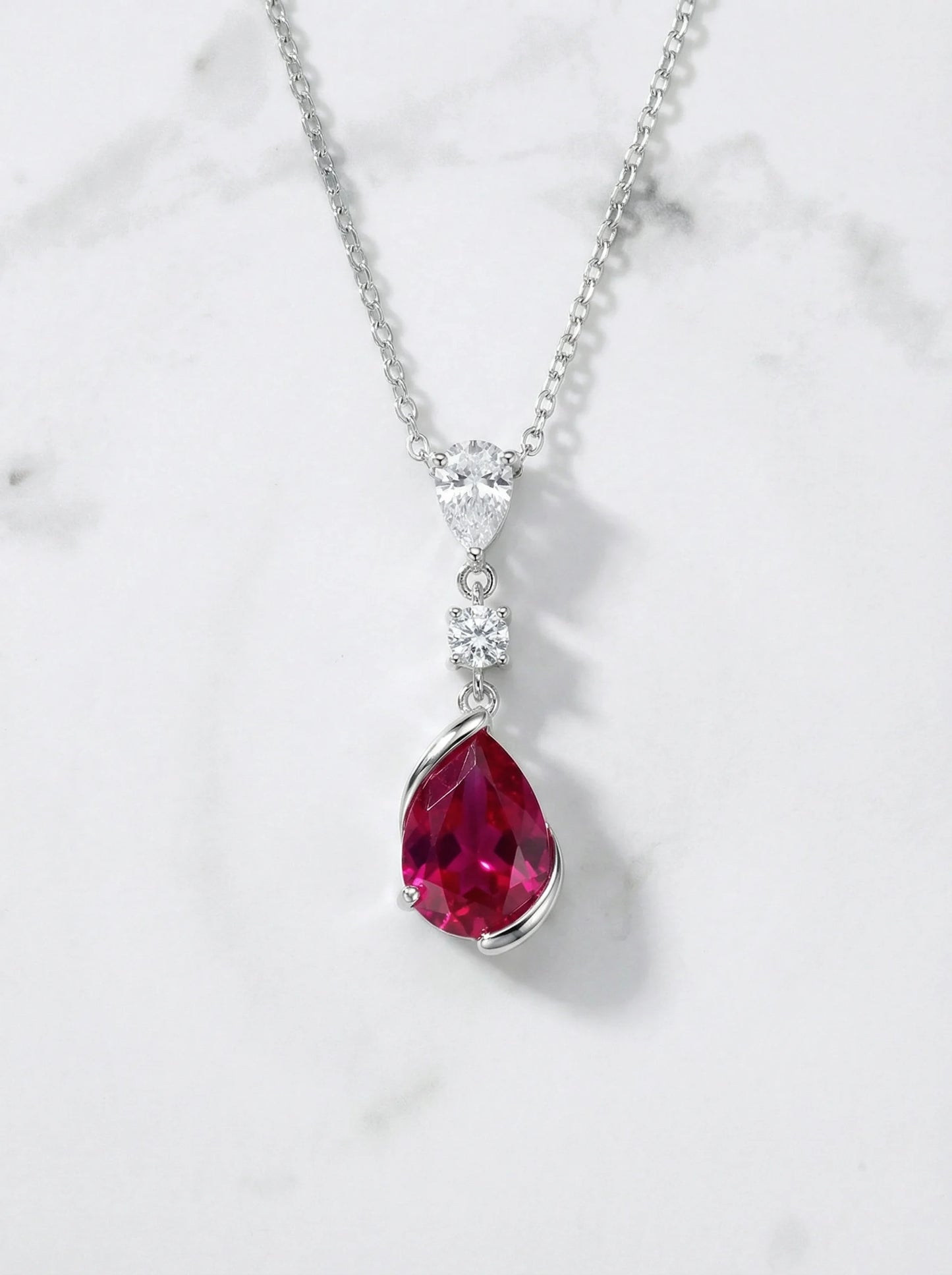 Elegante robijn diamanten ketting