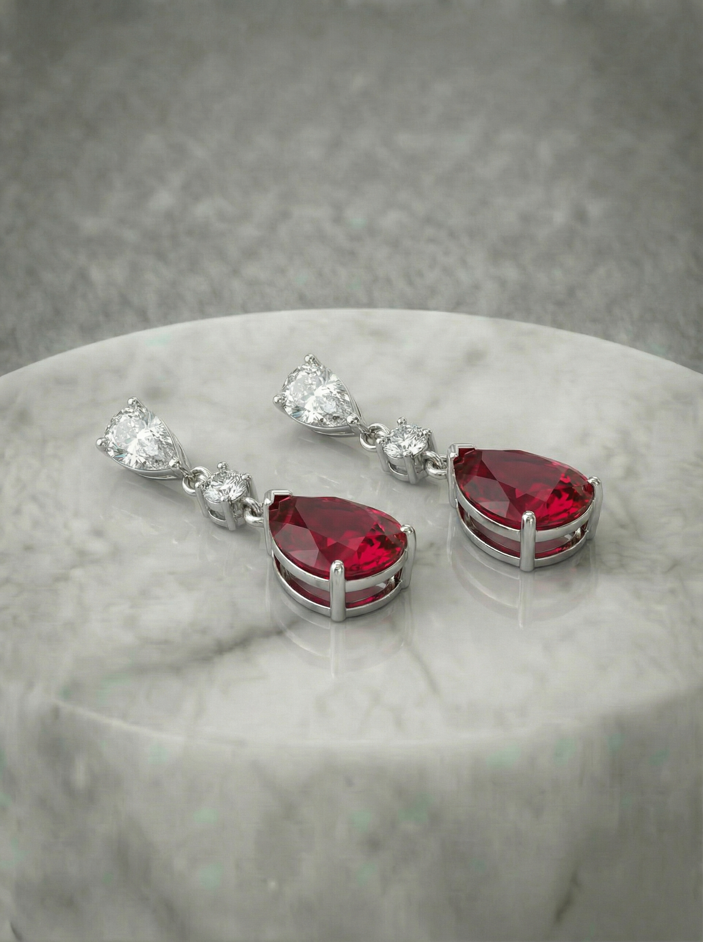 Elegante robijnrode diamanten oorbellen 