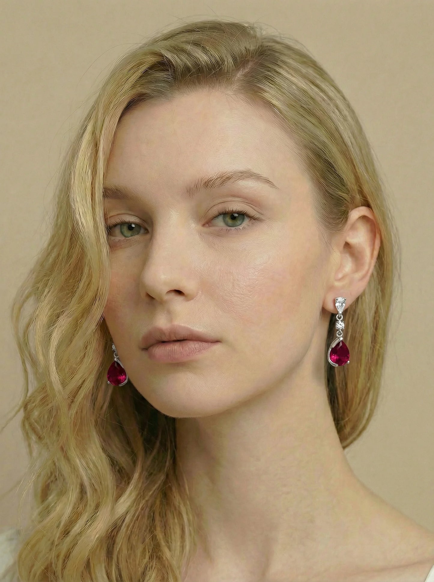 Elegante robijnrode diamanten oorbellen 